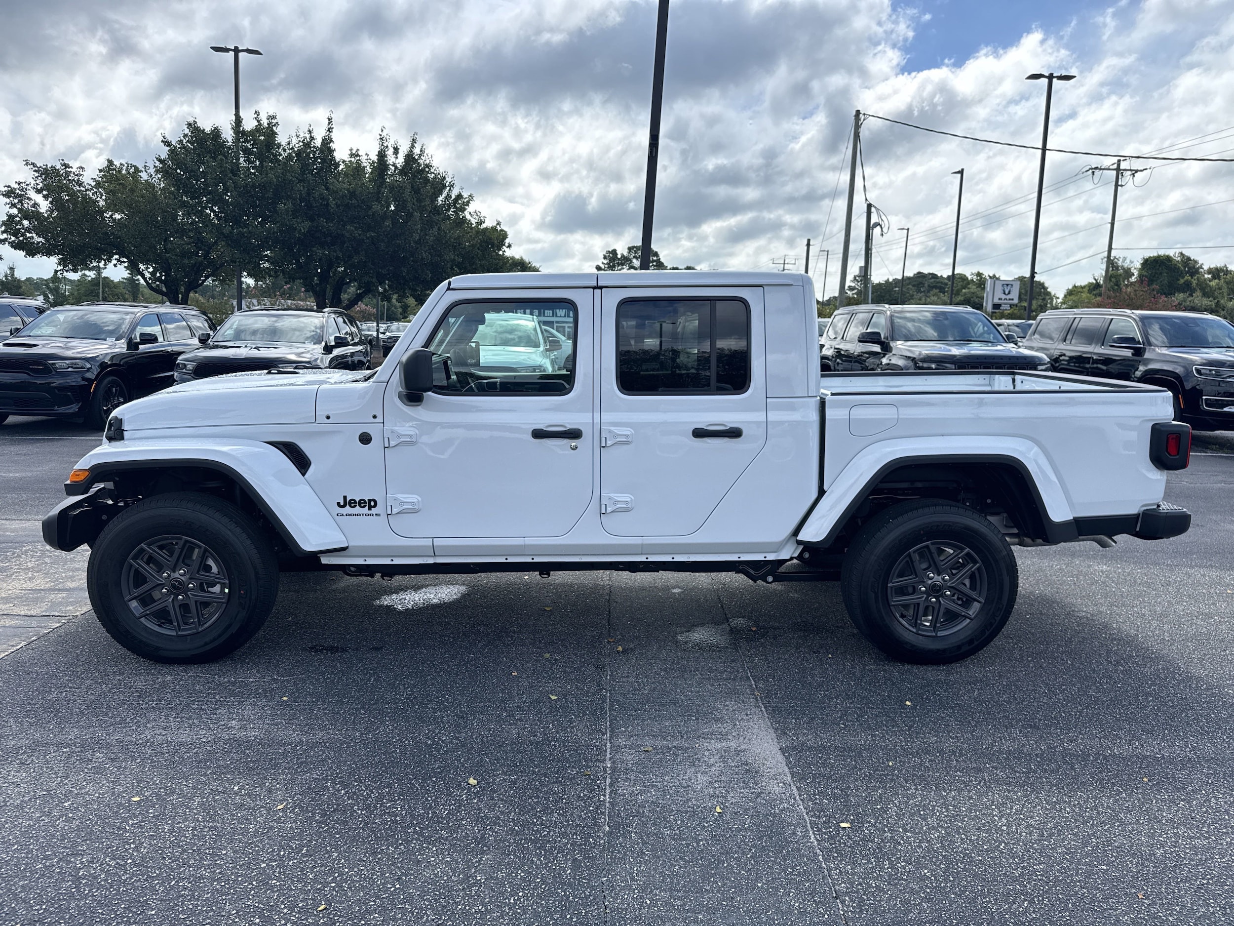 2025 Jeep Gladiator Sport S photo 4