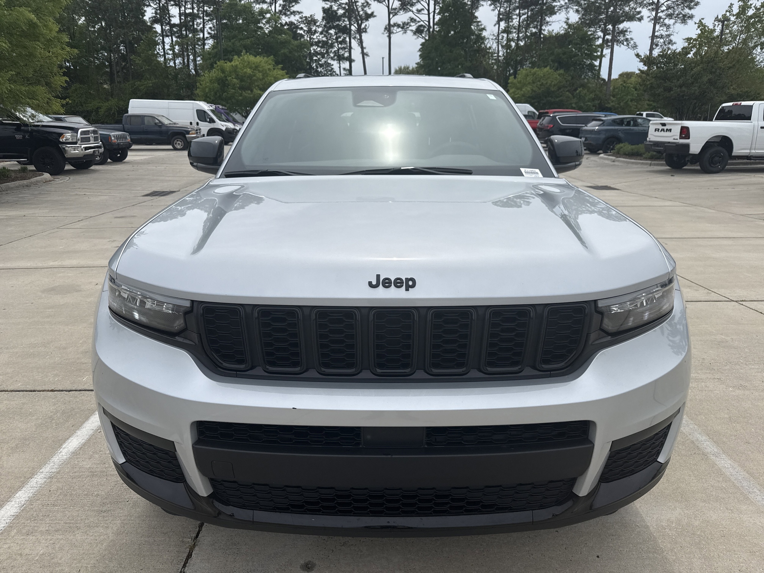 2024 Jeep Grand Cherokee L Altitude photo 2