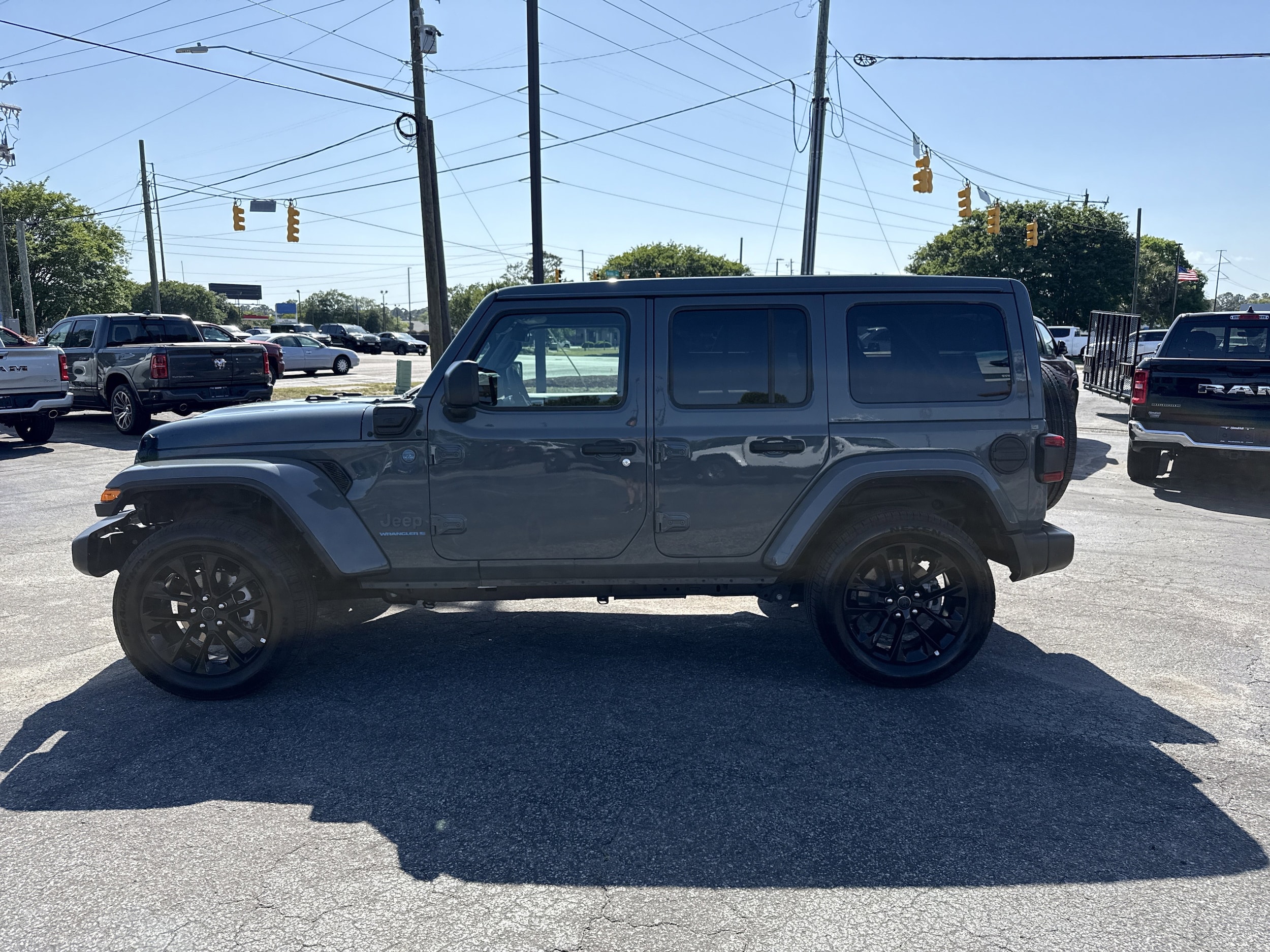 2025 Jeep Wrangler 4xe Sahara photo 5