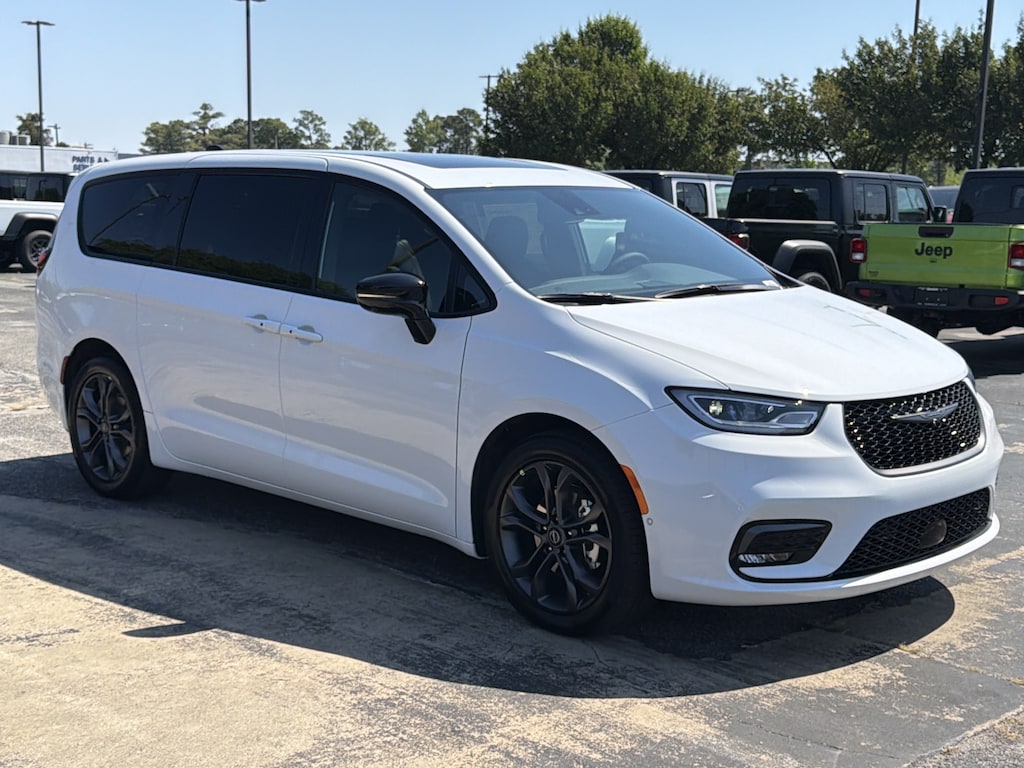 New 2026 Chrysler Pacifica Select Passenger Van
