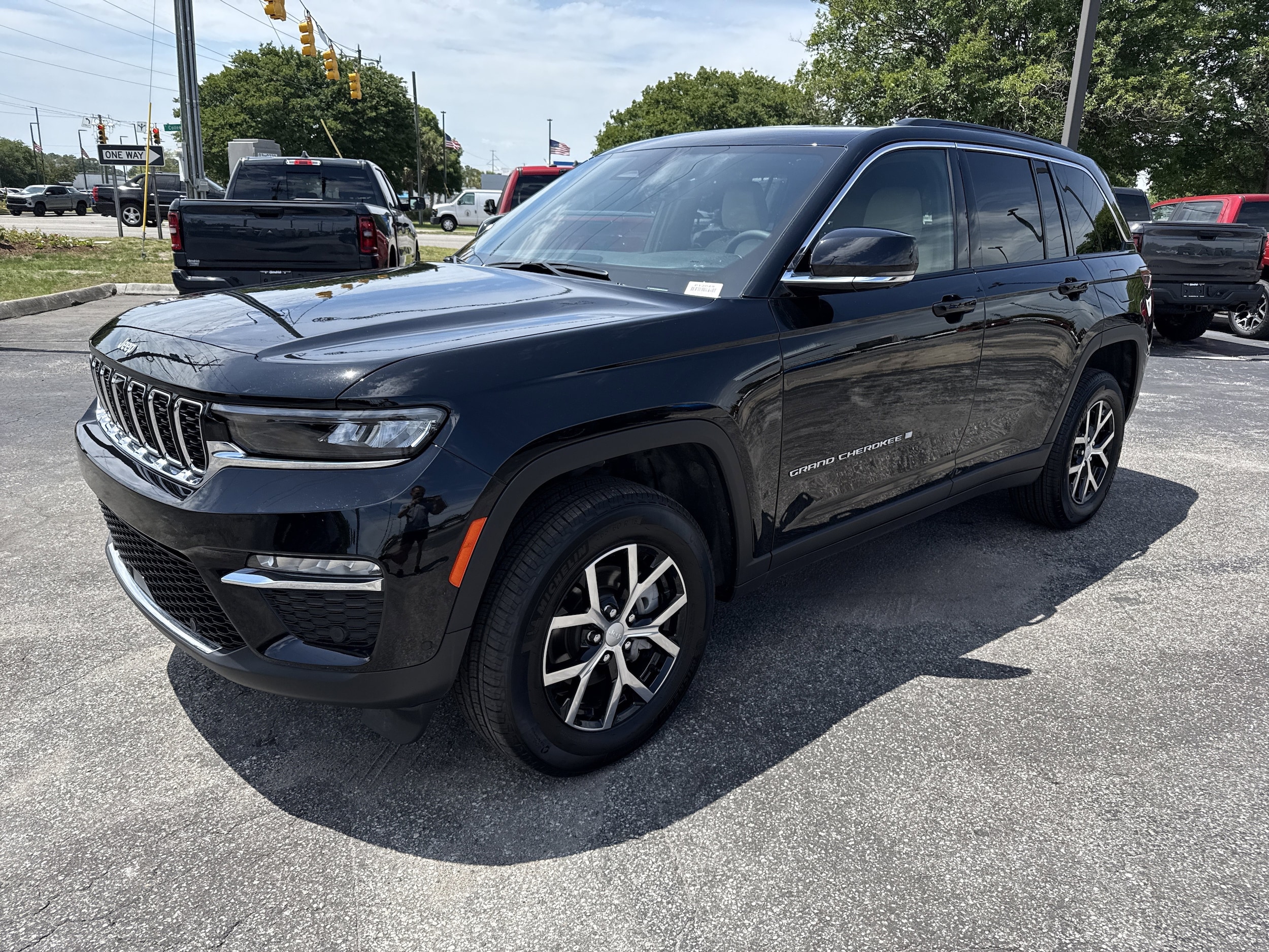 2025 Jeep Grand Cherokee Limited photo 4