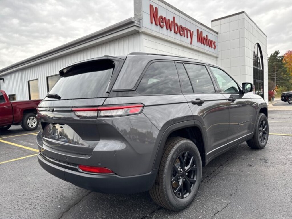 New 2025 Jeep Grand Cherokee Laredo SUV