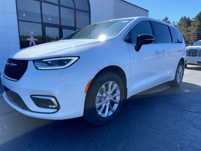 2026 Chrysler Pacifica Select AWD's photo