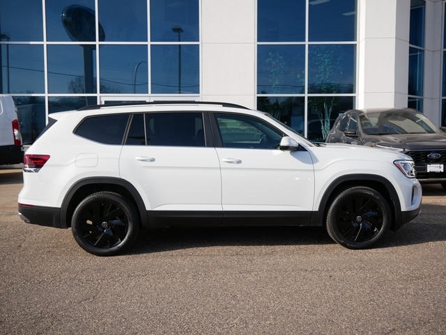 Used 2024 Volkswagen Atlas SE w/Tech with VIN 1V2HR2CA1RC607432 for sale in Inver Grove, Minnesota