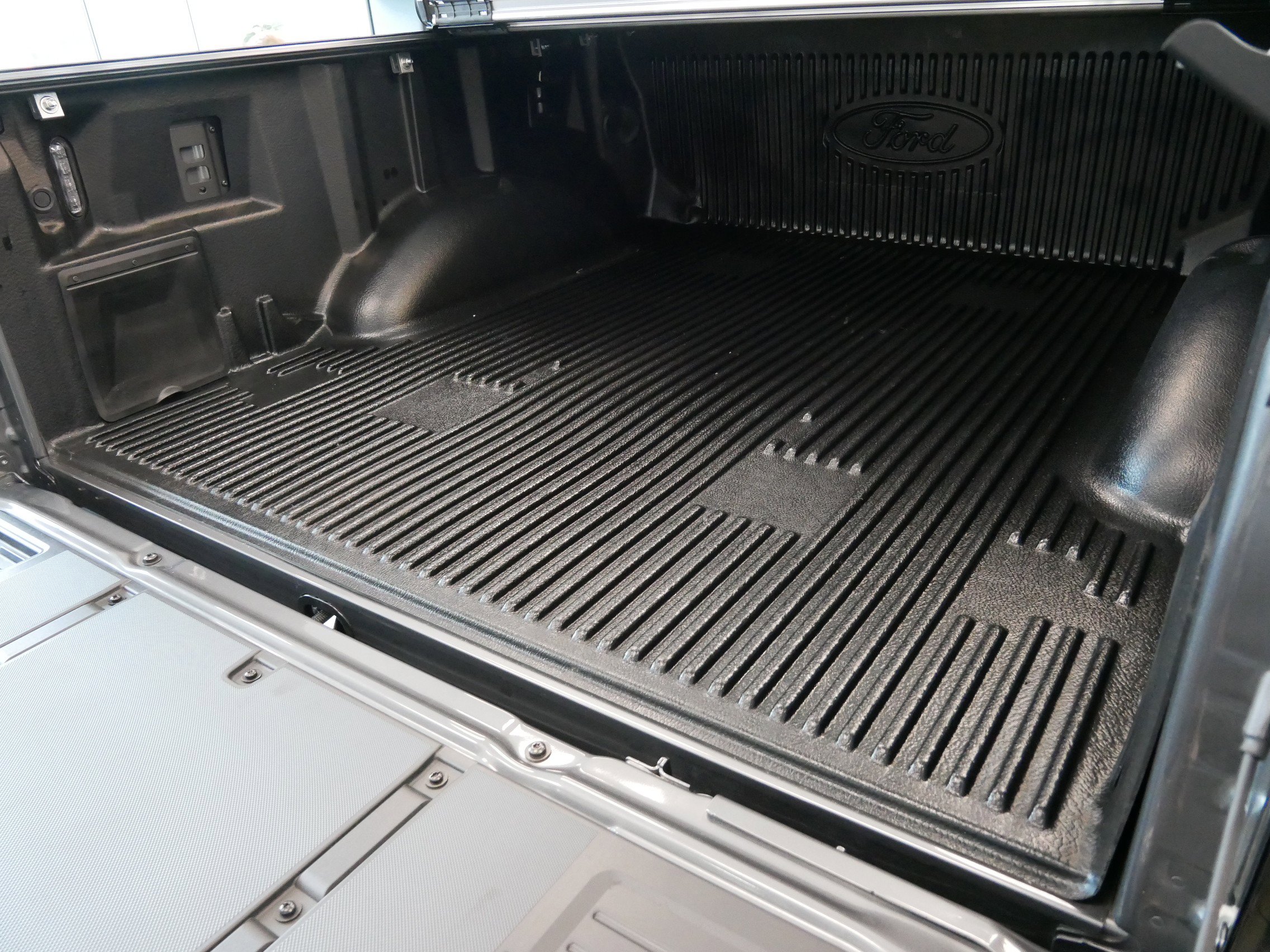 2025 Ford F-150 Lightning Flash - Photo 6