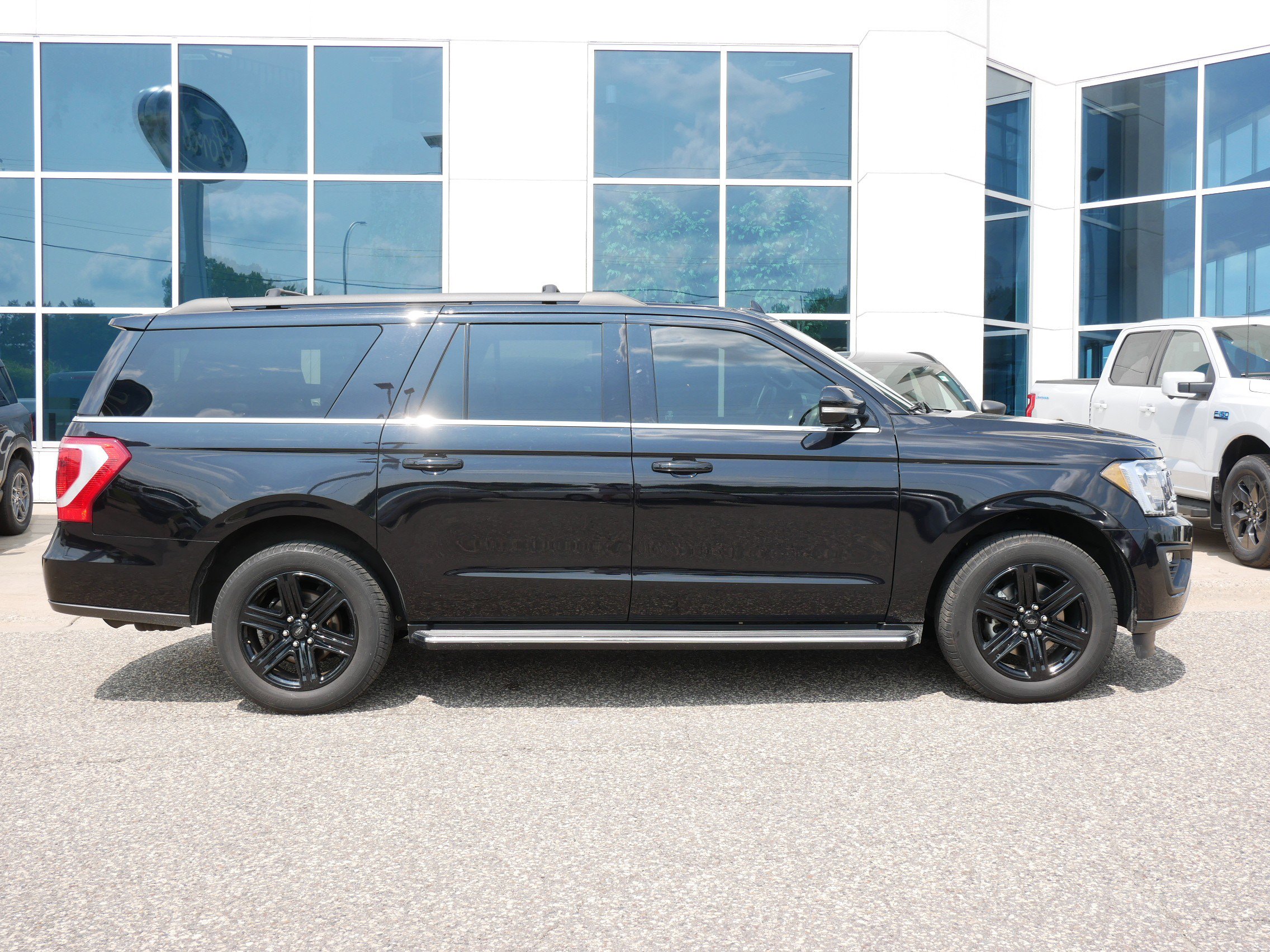 Used 2020 Ford Expedition XLT with VIN 1FMJK1JT1LEA90341 for sale in New Brighton, Minnesota