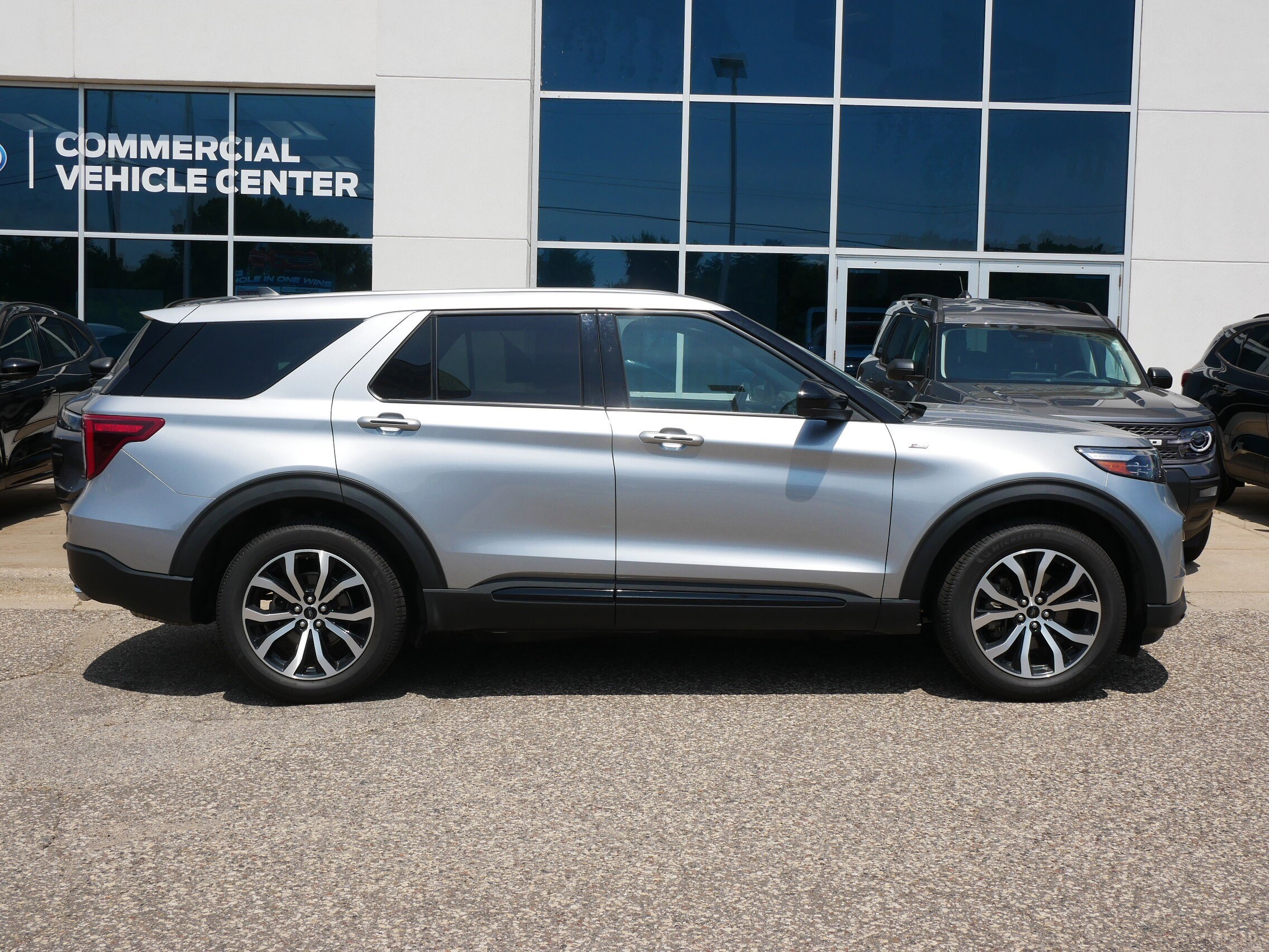 2022 Ford Explorer ST-Line photo 2