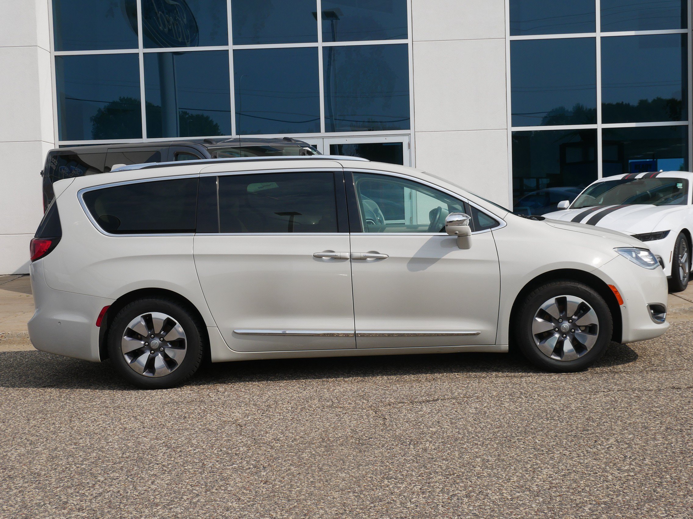 Used 2017 Chrysler Pacifica Hybrid Platinum with VIN 2C4RC1N77HR692270 for sale in New Brighton, Minnesota