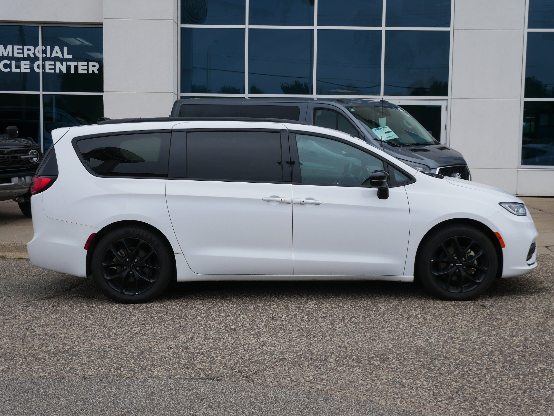 Used 2025 Chrysler Pacifica Limited with VIN 2C4RC1GG3SR515686 for sale in New Brighton, Minnesota