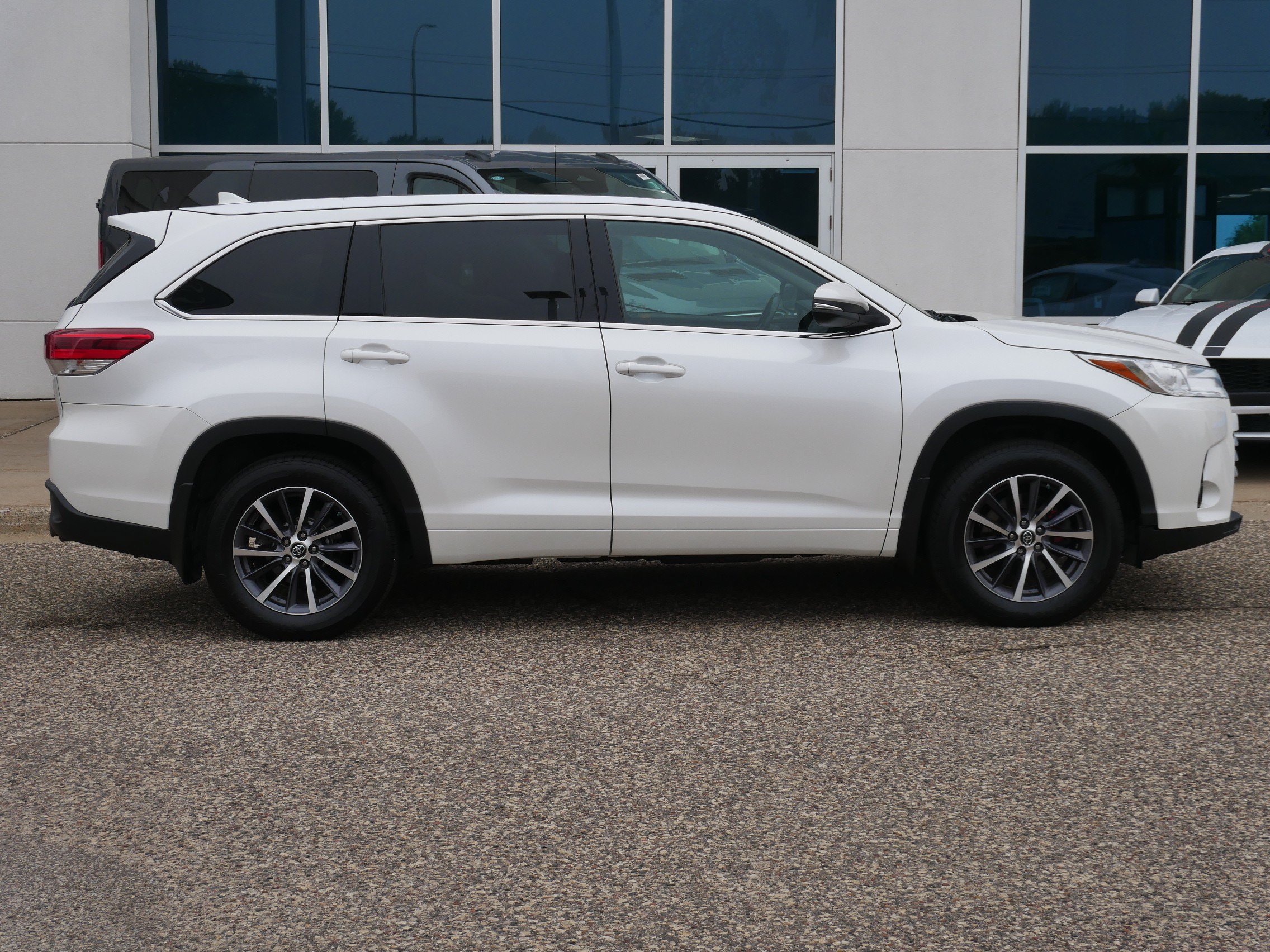 Used 2018 Toyota Highlander XLE with VIN 5TDJZRFHXJS832892 for sale in New Brighton, Minnesota