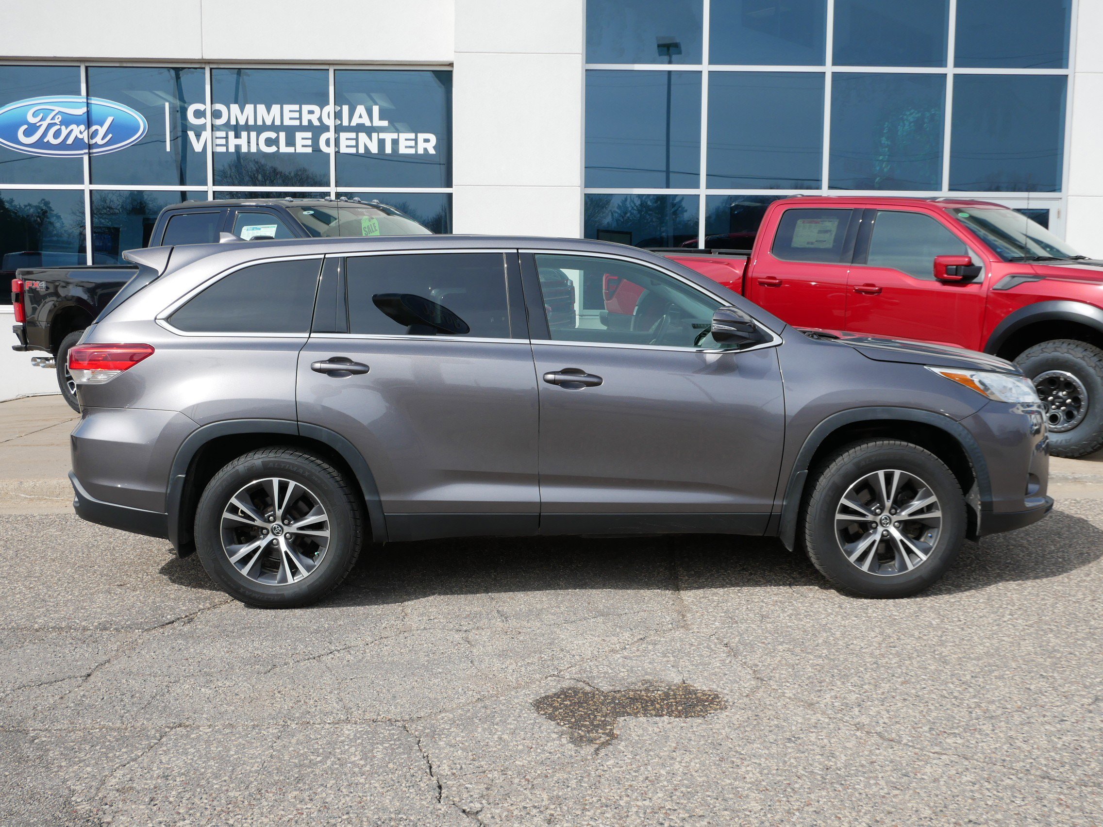 Used 2019 Toyota Highlander LE Plus with VIN 5TDBZRFH4KS708509 for sale in New Brighton, Minnesota