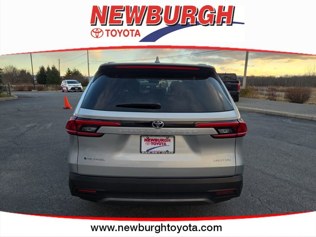 2024 Toyota Highlander Hybrid Limited photo 3