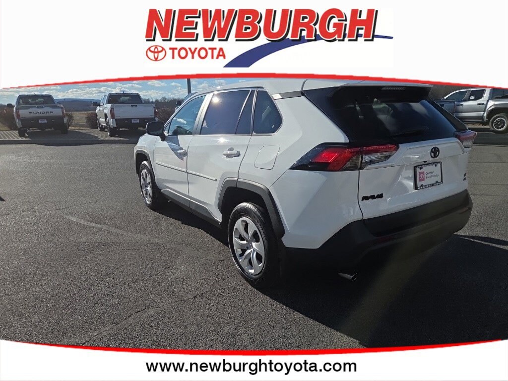 2023 Toyota RAV4 LE photo 3