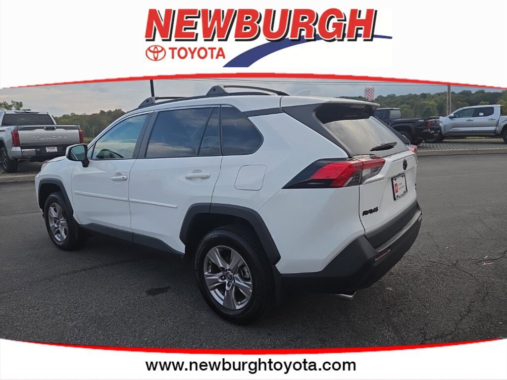 2022 Toyota RAV4 XLE photo 2