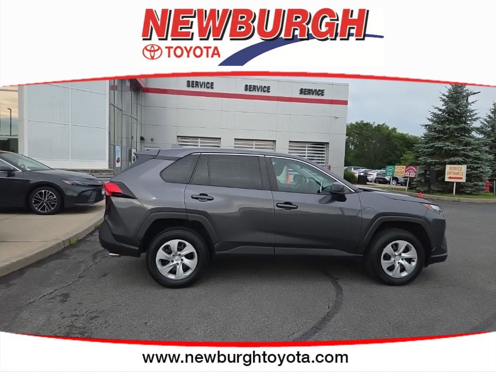 2023 Toyota RAV4 LE - Photo 6