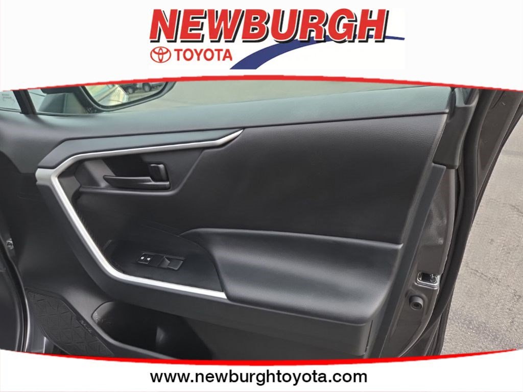 2023 Toyota RAV4 LE - Photo 20