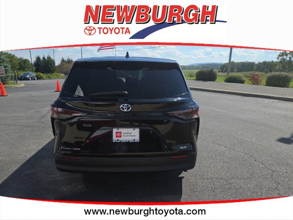 2025 Toyota Sienna XLE photo 2