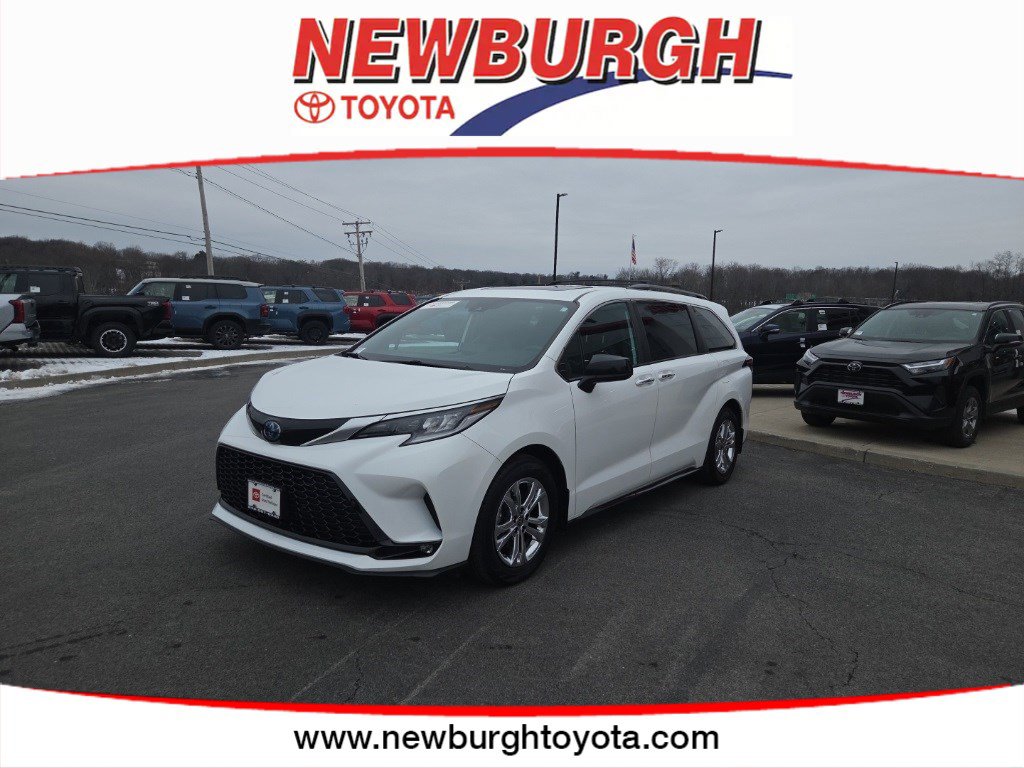 2023 Toyota Sienna XSE's photo
