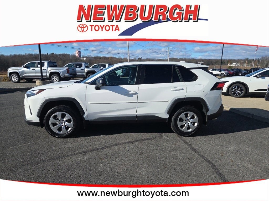 2023 Toyota RAV4 LE photo 2