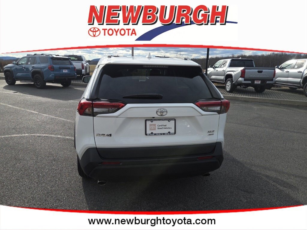 2020 Toyota RAV4 XLE photo 4