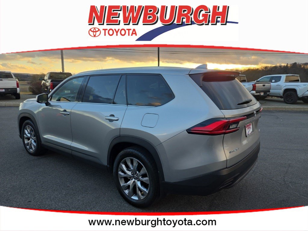 2024 Toyota Highlander Hybrid Limited photo 2