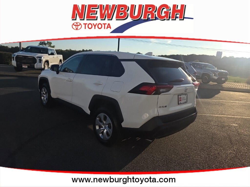 2022 Toyota RAV4 LE photo 2
