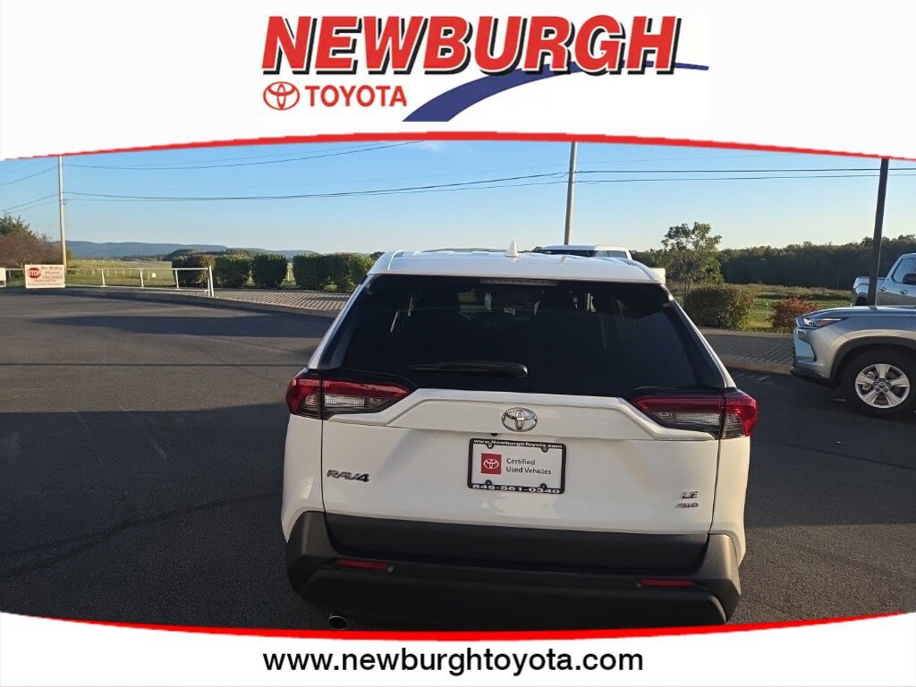 2022 Toyota RAV4 LE photo 3