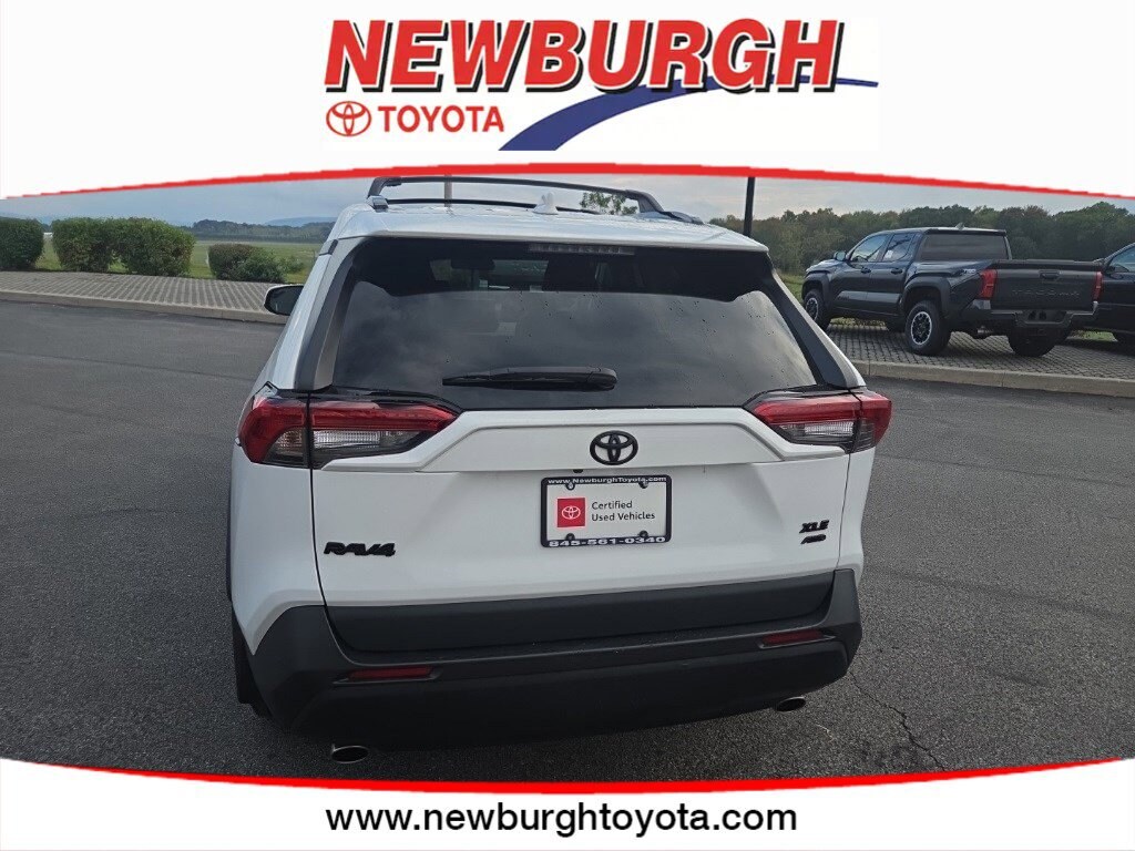 2022 Toyota RAV4 XLE photo 3