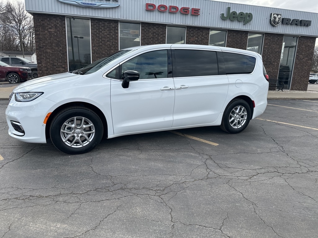 2026 Chrysler Pacifica Select's photo