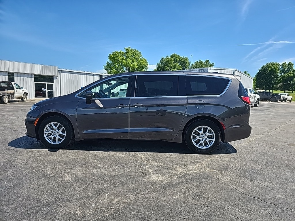 Used 2023 Chrysler Pacifica Touring L with VIN 2C4RC1BG5PR553631 for sale in Kansas City