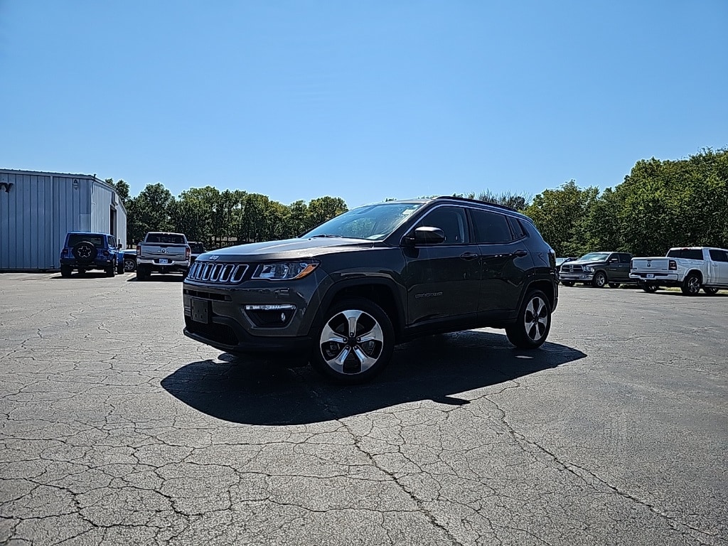 Used 2018 Jeep Compass Latitude with VIN 3C4NJCBB7JT335330 for sale in Kansas City