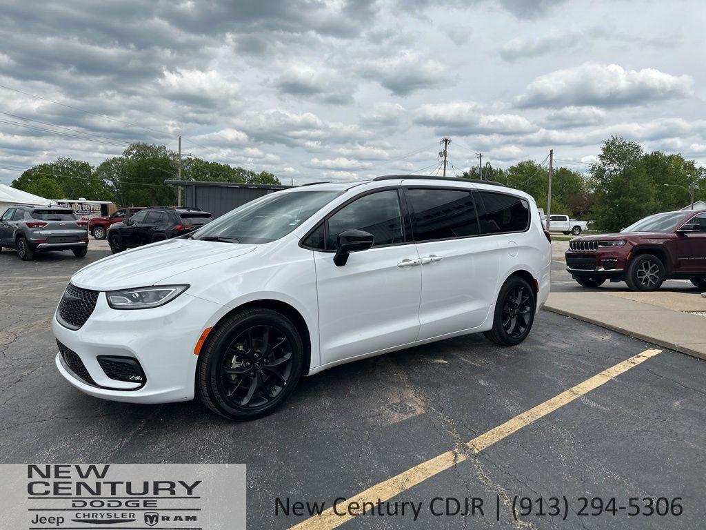 2025 Chrysler Pacifica Limited's photo