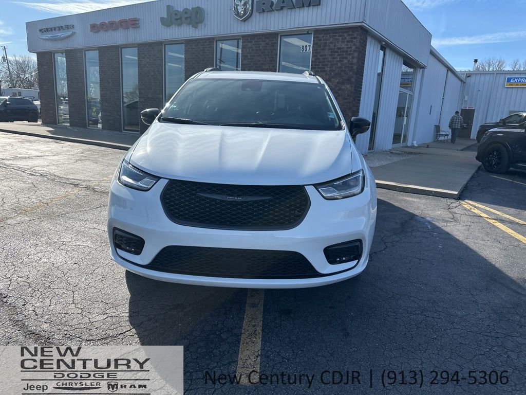 Used 2024 Chrysler Pacifica Touring L with VIN 2C4RC1BG1RR107673 for sale in Kansas City