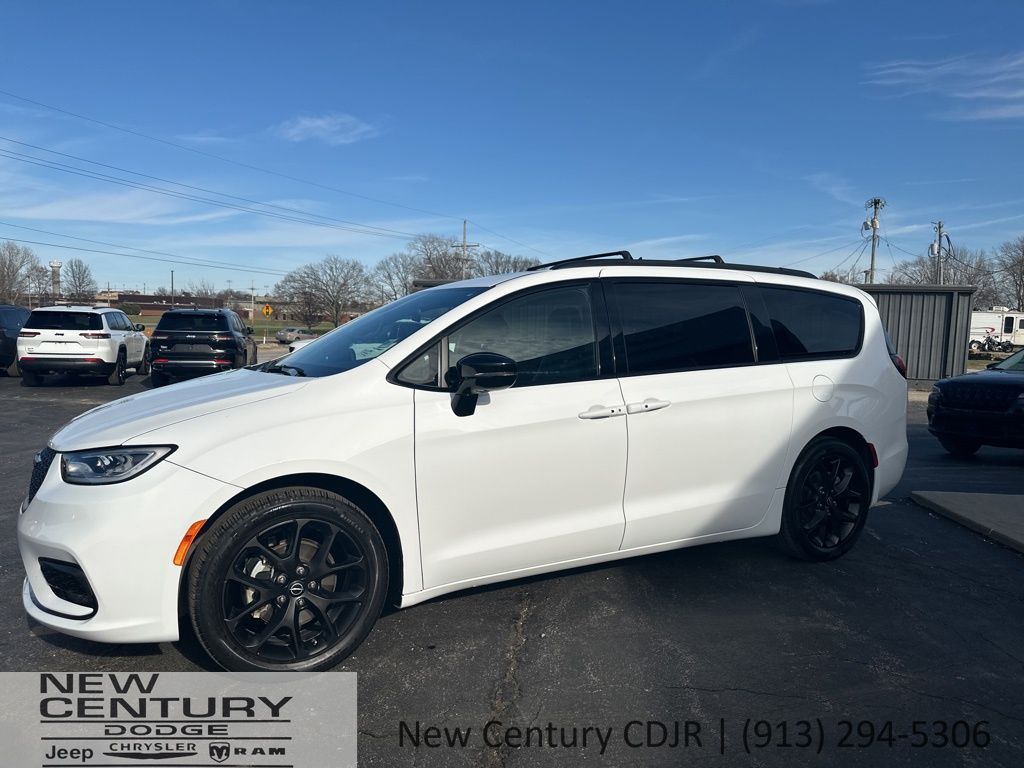 2025 Chrysler Pacifica Limited's photo