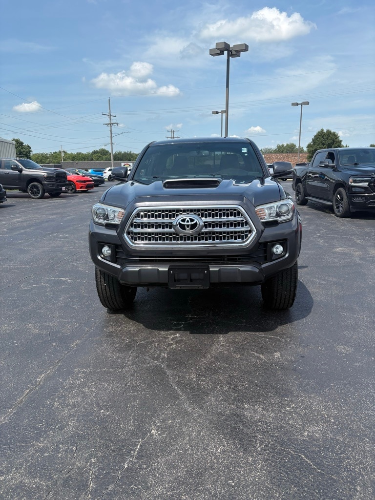 Used 2017 Toyota Tacoma TRD Sport with VIN 3TMCZ5AN0HM062646 for sale in Kansas City