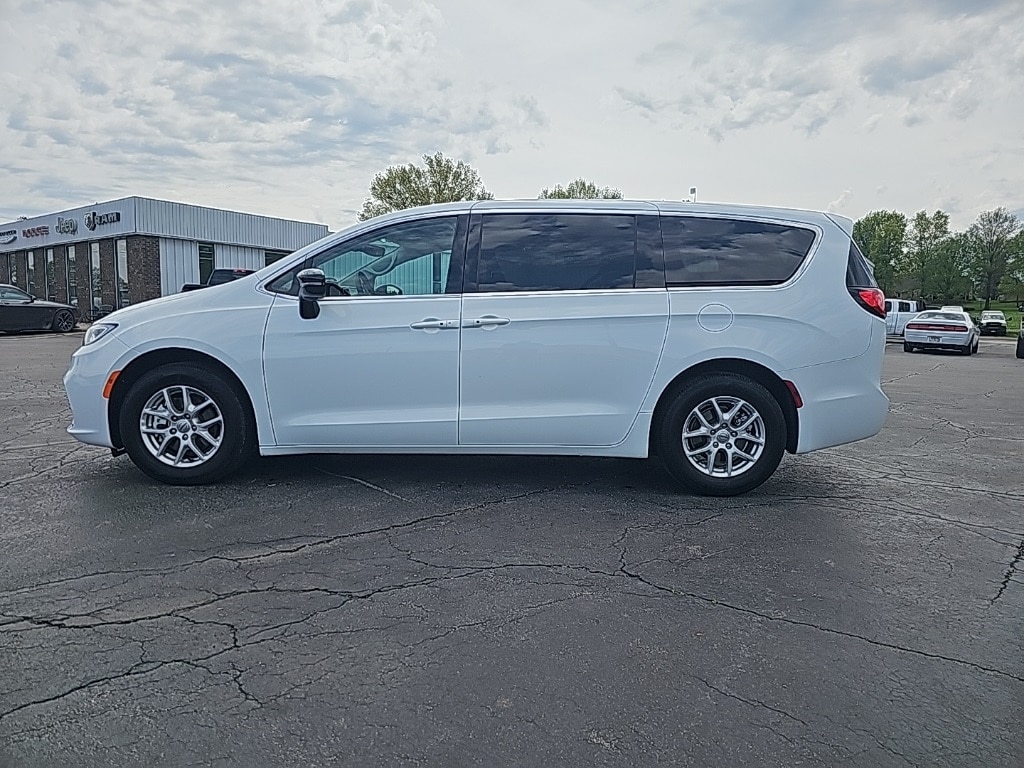 Used 2024 Chrysler Pacifica Touring L with VIN 2C4RC1BG9RR204426 for sale in Kansas City