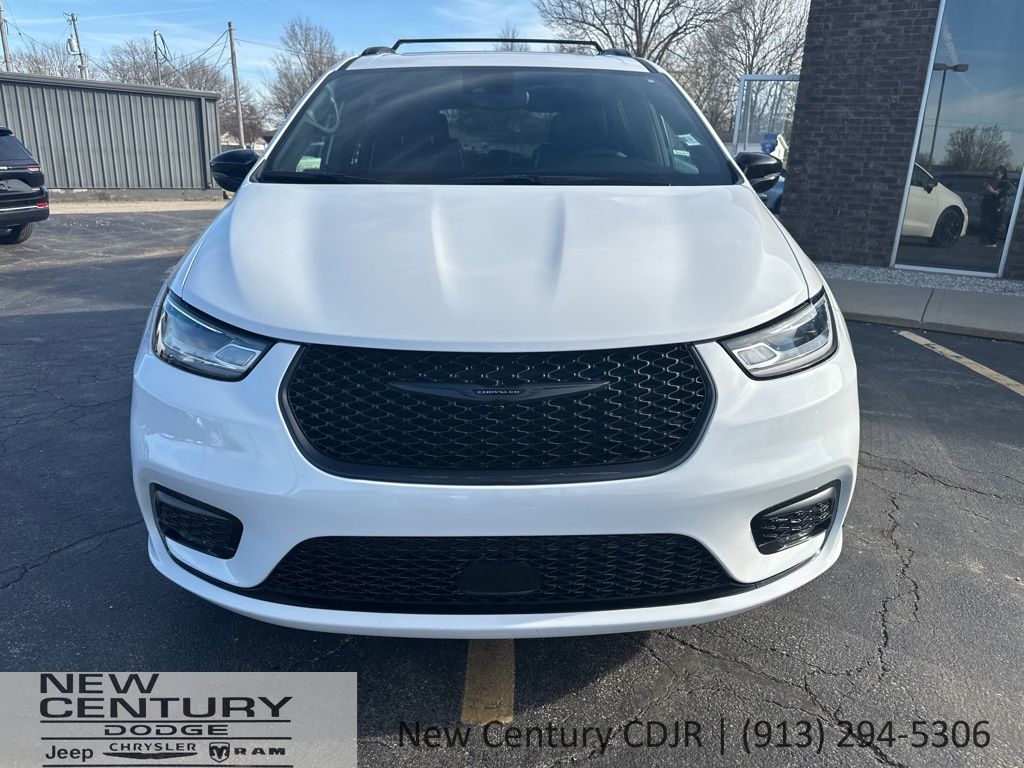 Used 2025 Chrysler Pacifica Limited with VIN 2C4RC1GG3SR569490 for sale in Kansas City