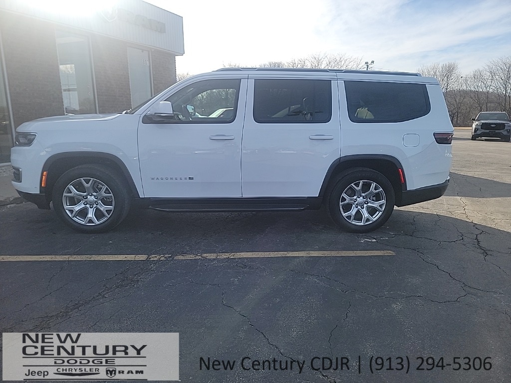 Used 2022 Jeep Wagoneer Series II with VIN 1C4SJVBT8NS136916 for sale in Kansas City