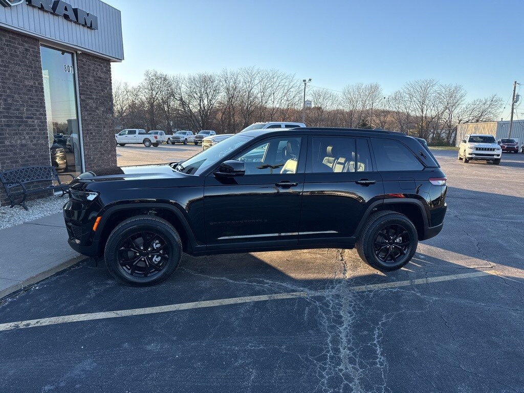 Used 2024 Jeep Grand Cherokee Altitude with VIN 1C4RJHAG4RC100094 for sale in Kansas City