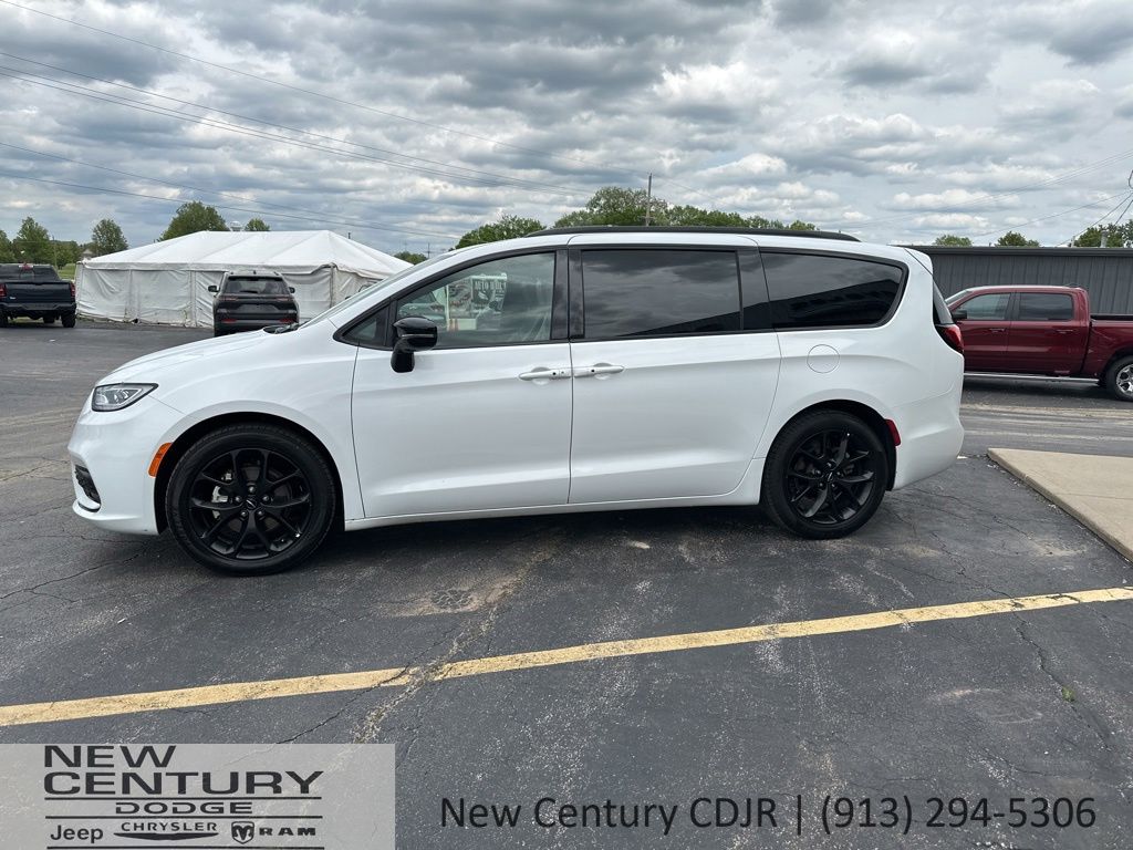 Used 2025 Chrysler Pacifica Limited with VIN 2C4RC1GG2SR509054 for sale in Kansas City