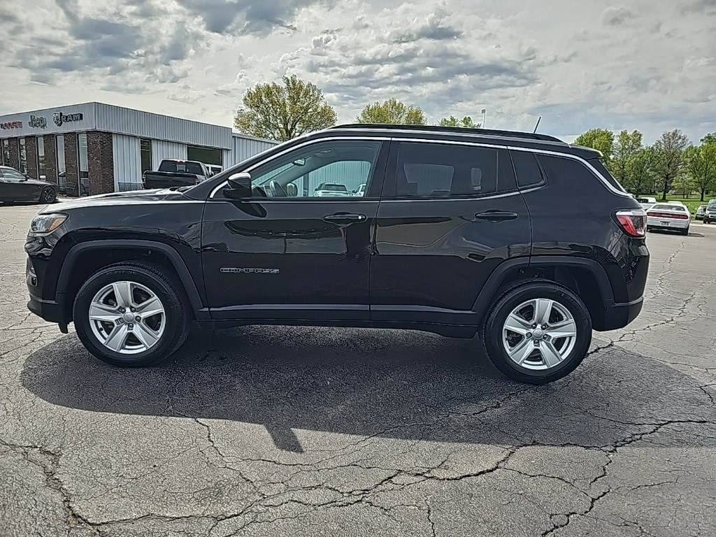 Used 2022 Jeep Compass Latitude with VIN 3C4NJDBB3NT142572 for sale in Kansas City