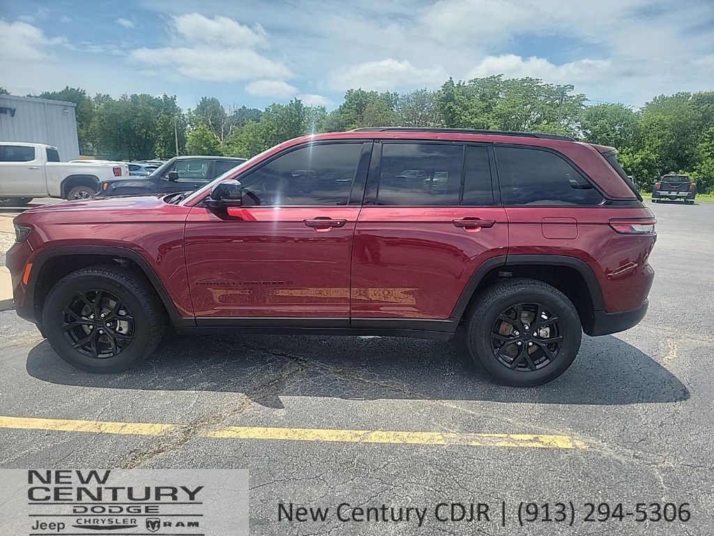 Used 2024 Jeep Grand Cherokee Altitude with VIN 1C4RJHAG1RC109447 for sale in Kansas City