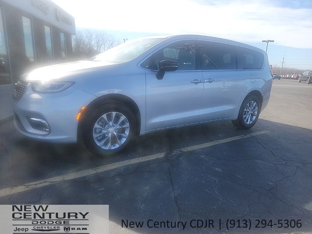 2026 Chrysler Pacifica Limited AWD's photo