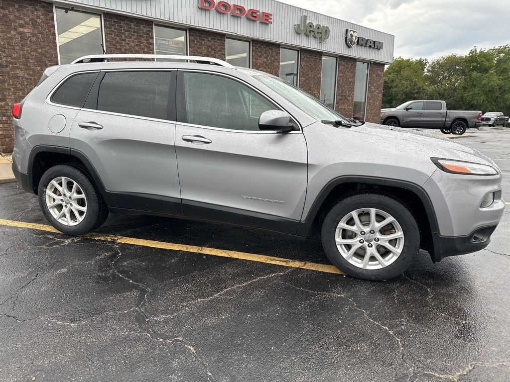Used 2017 Jeep Cherokee Latitude with VIN 1C4PJLCB0HW518273 for sale in Kansas City