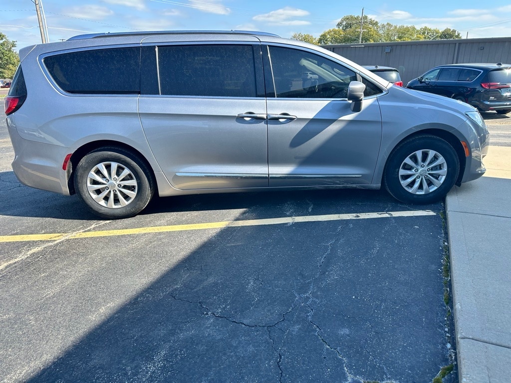 Used 2019 Chrysler Pacifica Touring L with VIN 2C4RC1BG3KR539395 for sale in Kansas City