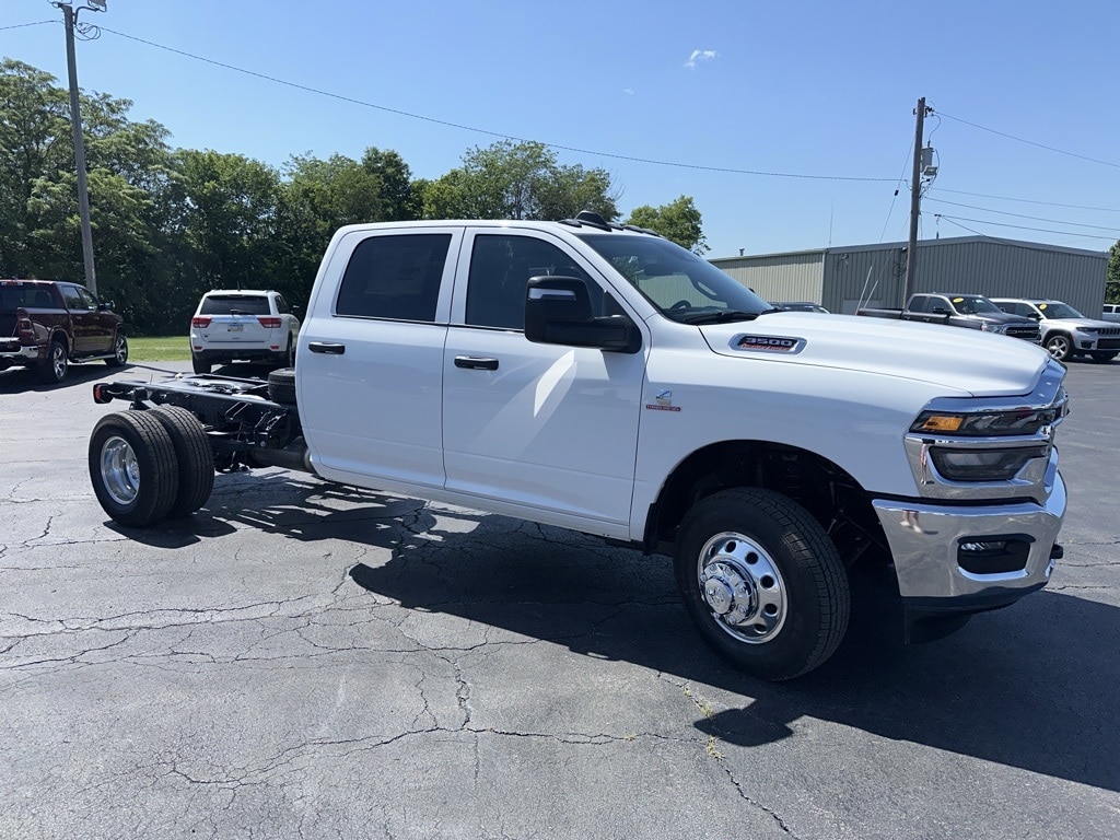 New 2025 Ram 3500 Chassis Cab 3500 TRADESMAN CREW CAB CHASSIS 4X4 60' CA Pickup