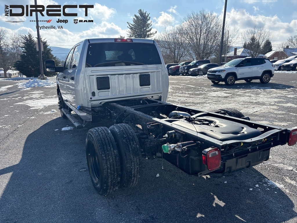 New 2026 Ram 3500 TRADESMAN CREW CAB CHASSIS 4X4 60' CA Pickup