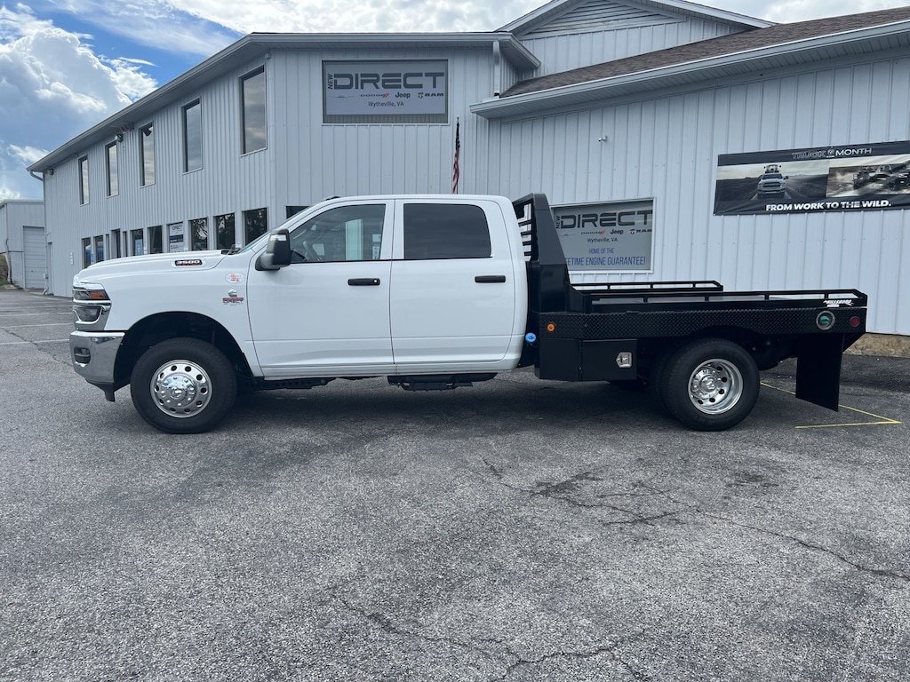 New 2025 Ram 3500 Chassis Cab 3500 TRADESMAN CREW CAB CHASSIS 4X4 60' CA Pickup