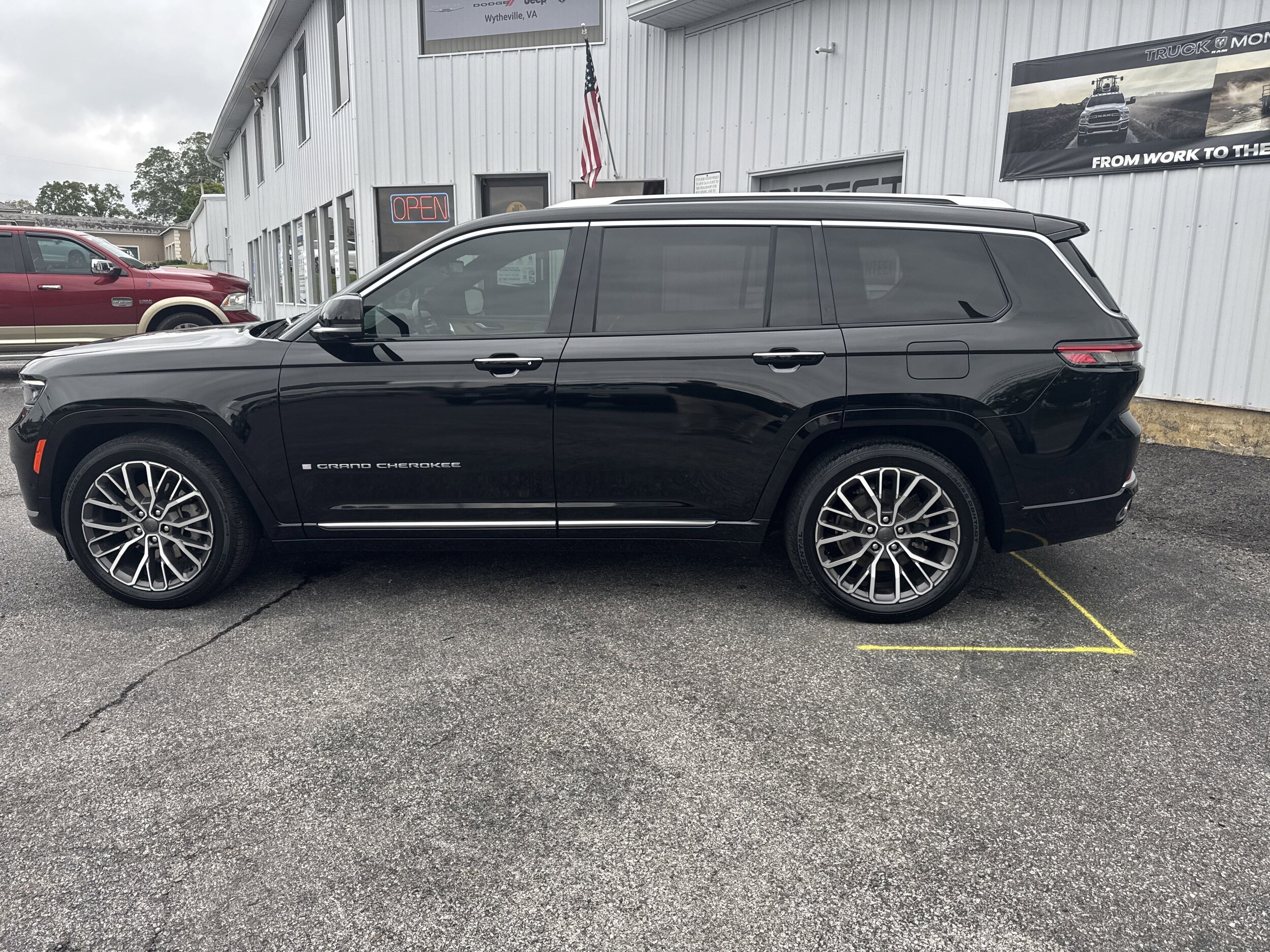 2021 Jeep Grand Cherokee L Summit Reserve photo 2