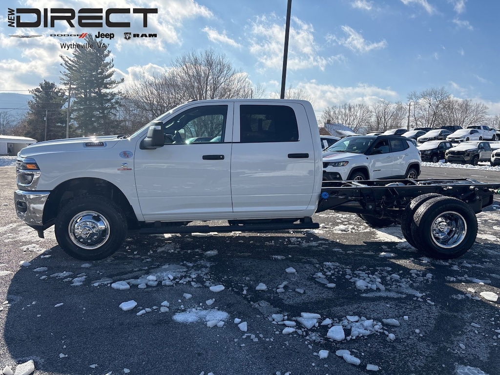 New 2026 Ram 3500 TRADESMAN CREW CAB CHASSIS 4X4 60' CA Pickup